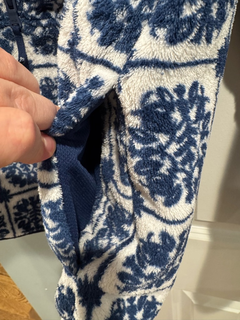 Vineyard Vines Navy & White Patterned Fleece Jacket - Picture 4 of 5